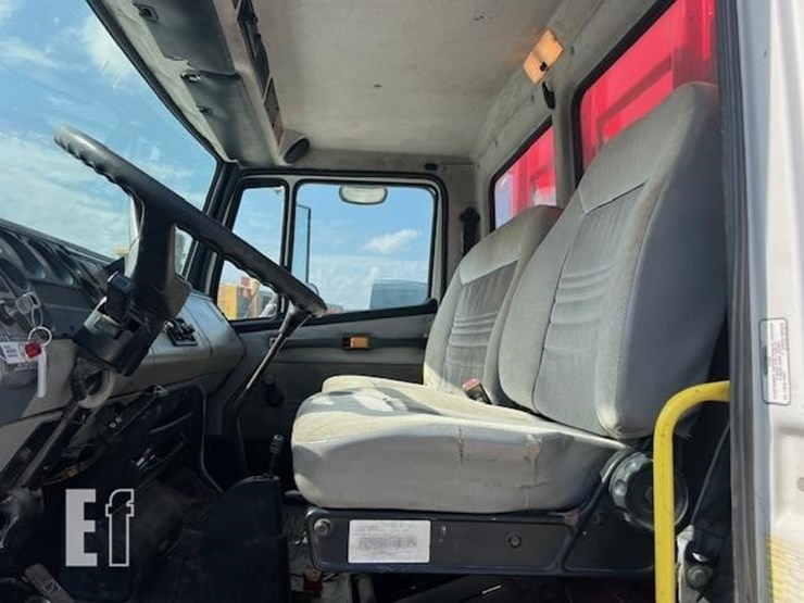 2003-freightliner-fl70-image-41