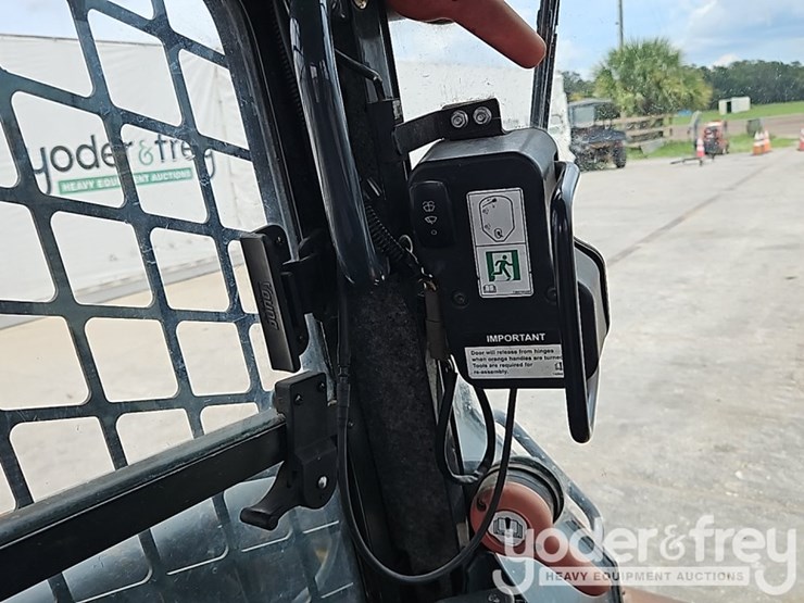 2020-deere-325g-image-29