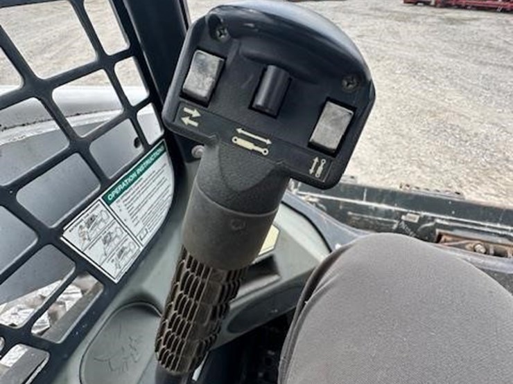 2010-bobcat-s650-image-19