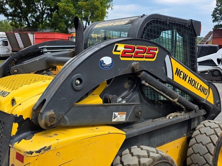 new-holland-l225-image-18