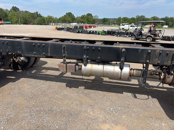 2012-peterbilt-348-image-16