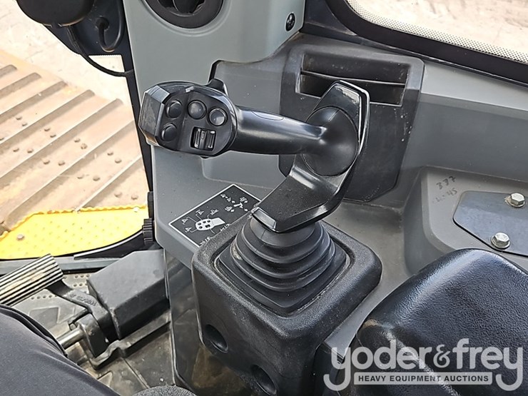 2022-deere-850l-lgp-image-35