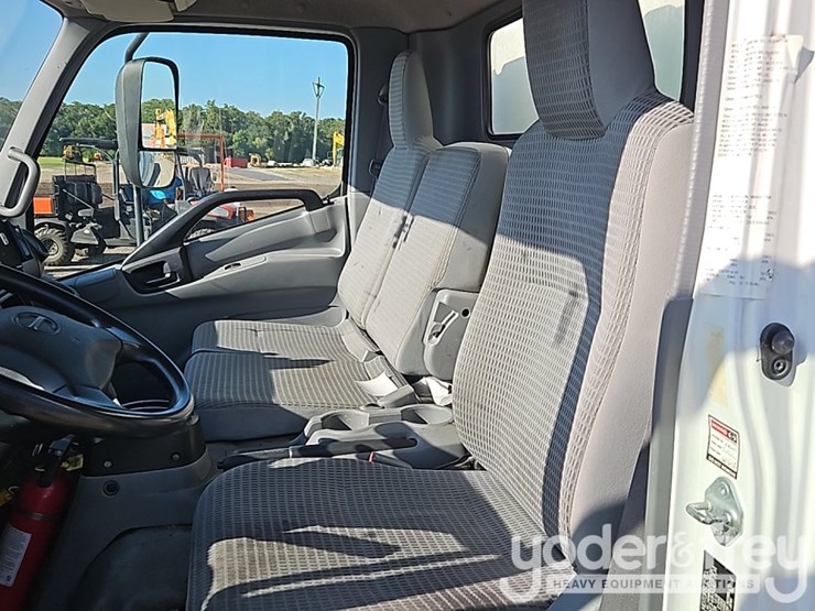 2019-hino-195-image-26