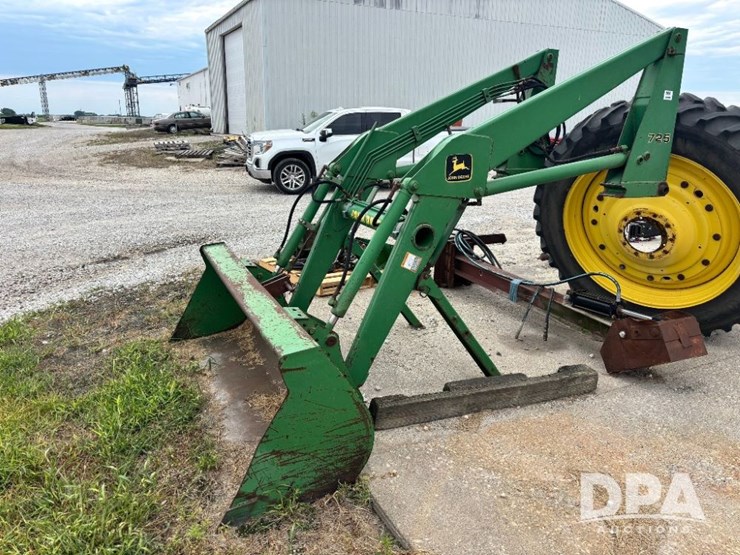 john-deere-725-image-1