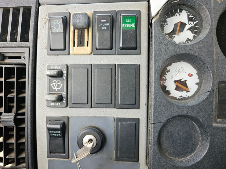 2000-freightliner-fl60-image-68