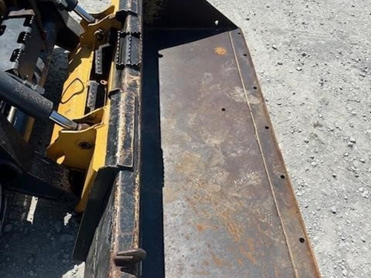 2015-deere-320e-image-15