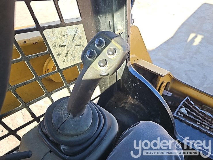 2015-caterpillar-257d-image-28