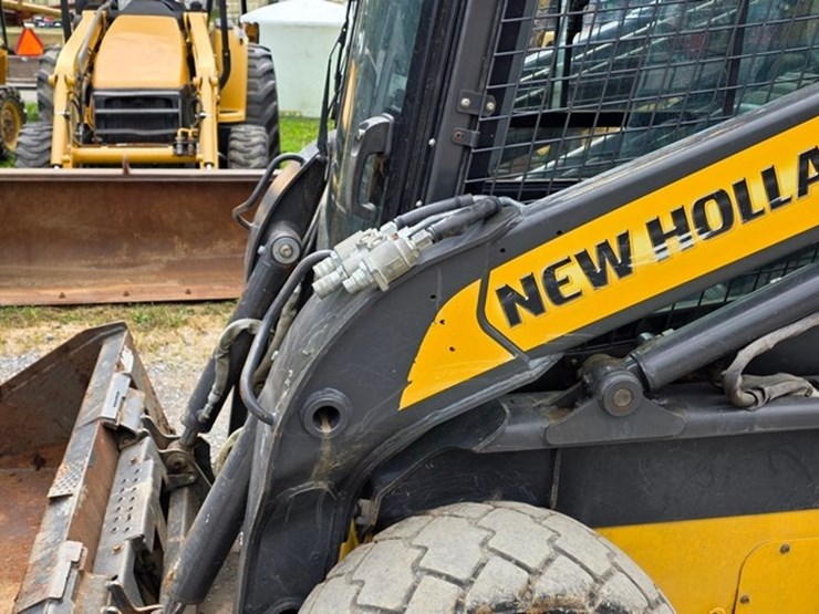 new-holland-l225-image-30