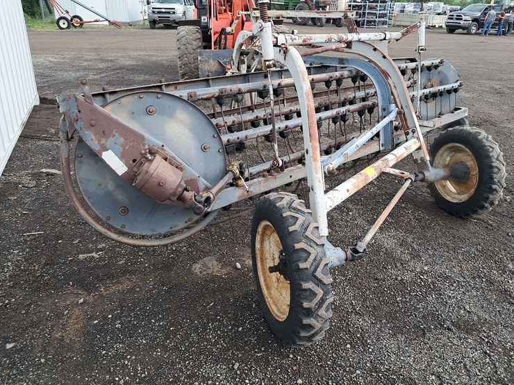 new-idea-roller-bar-hay-rake-(left)-image-3