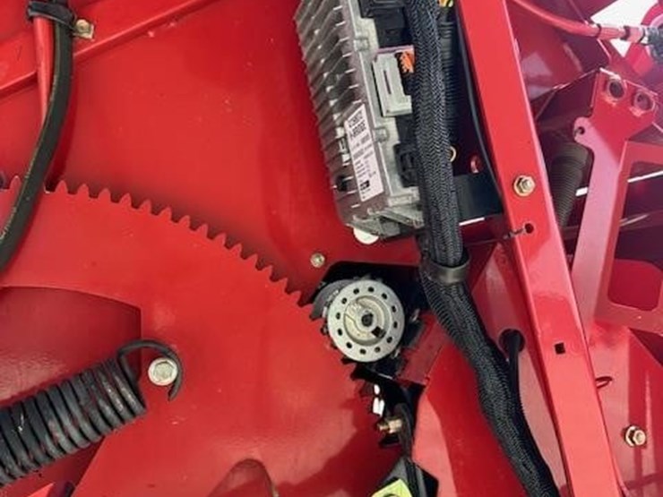 new-holland-roll-belt-560-image-16