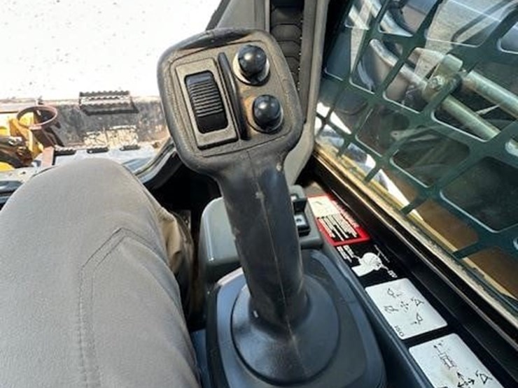 2015-deere-320e-image-21