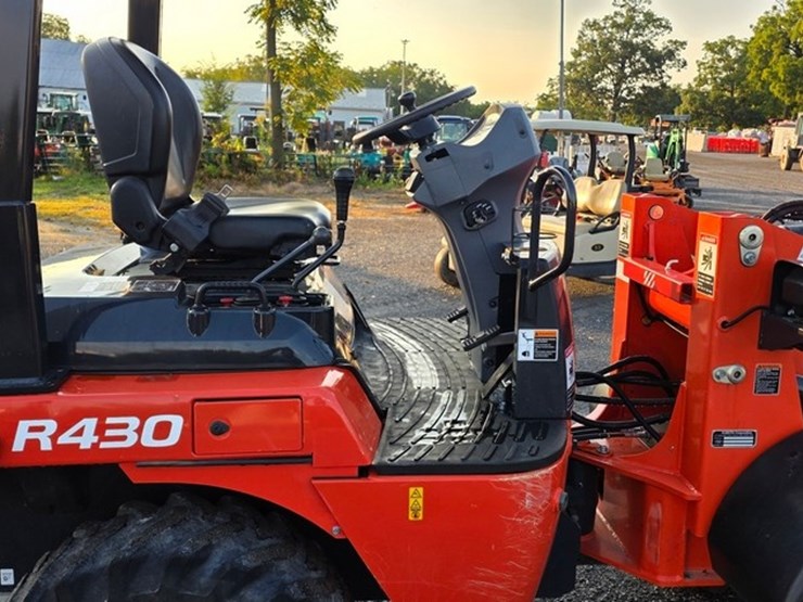 2023-kubota-r430-image-12