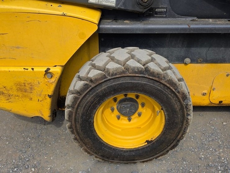 new-holland-l225-image-14