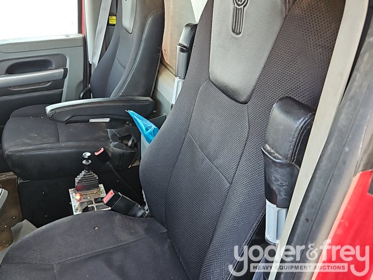 2021-kenworth-t880-image-31