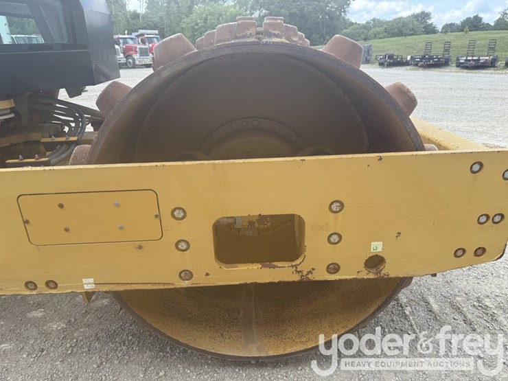 2014-caterpillar-cs54b-image-10