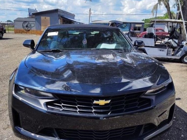2019-chevrolet-camaro-runs/moves-lt-image-2