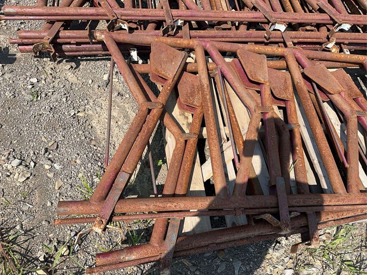 pallet-of-(3)-cattle-headlocks-image-3