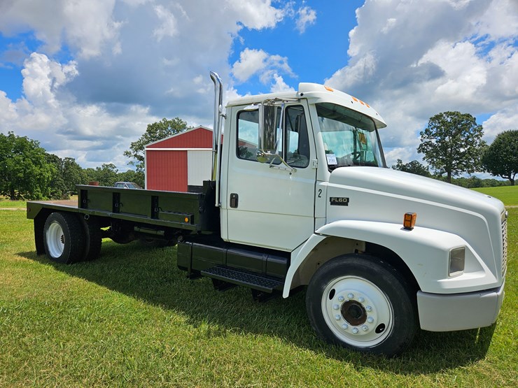 2000-freightliner-fl60-image-30