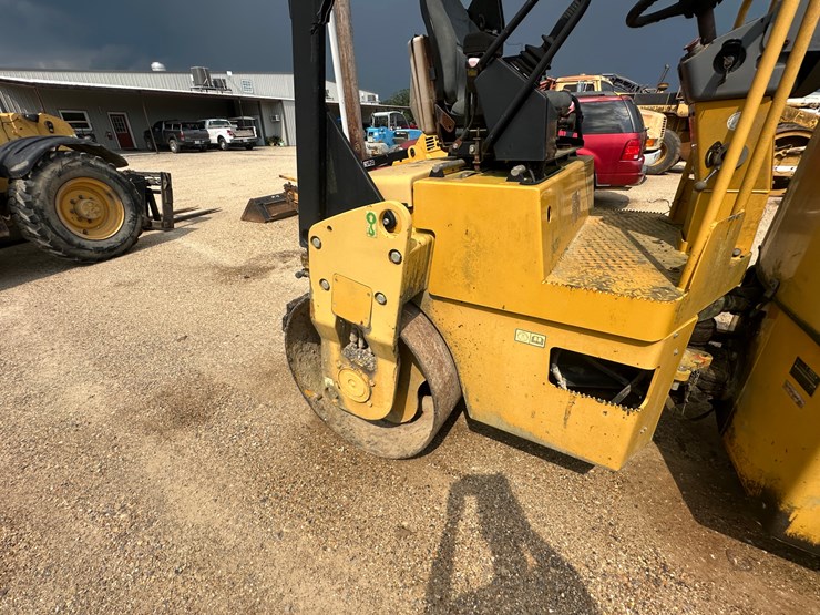 caterpillar-cb34xw-image-13