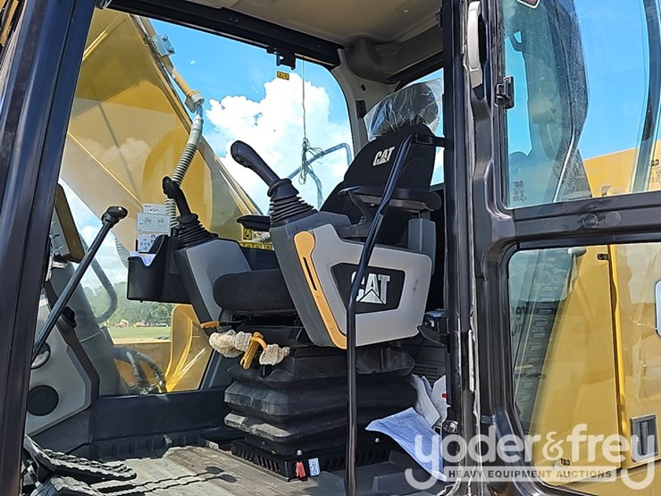 2022-caterpillar-320-image-38