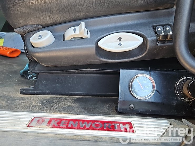 2021-kenworth-t880-image-30