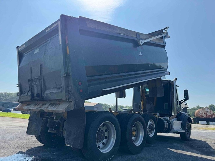2016-peterbilt-567-image-3