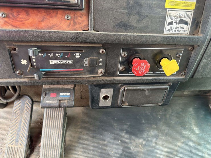 1999-kenworth-t300-image-38