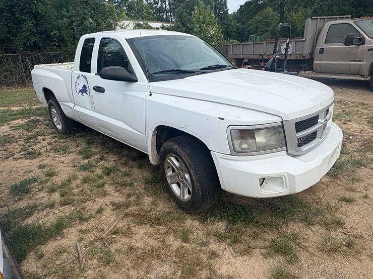 2011-dodge-dakota-image-2