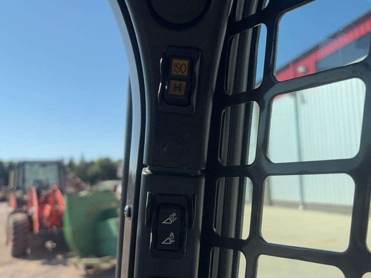 2024-bobcat-s590-image-32