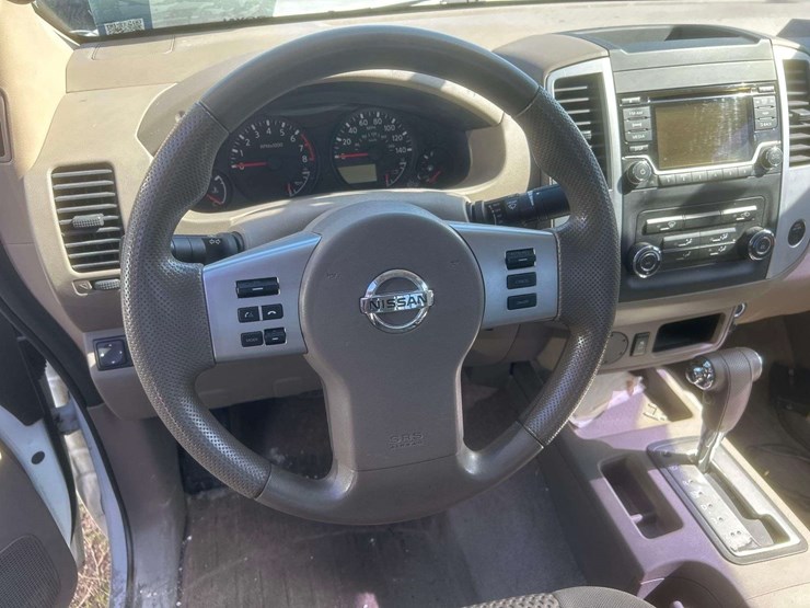 2015-nissan-frontier-sv-image-13