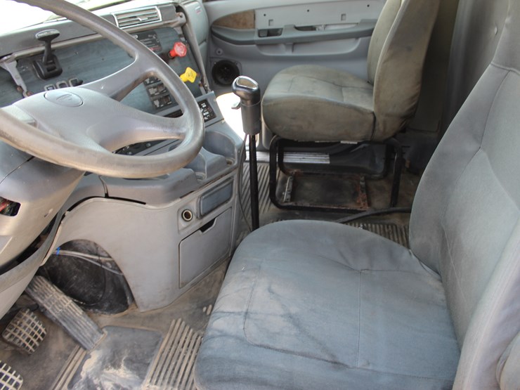 2005-freightliner-columbia-112-image-12