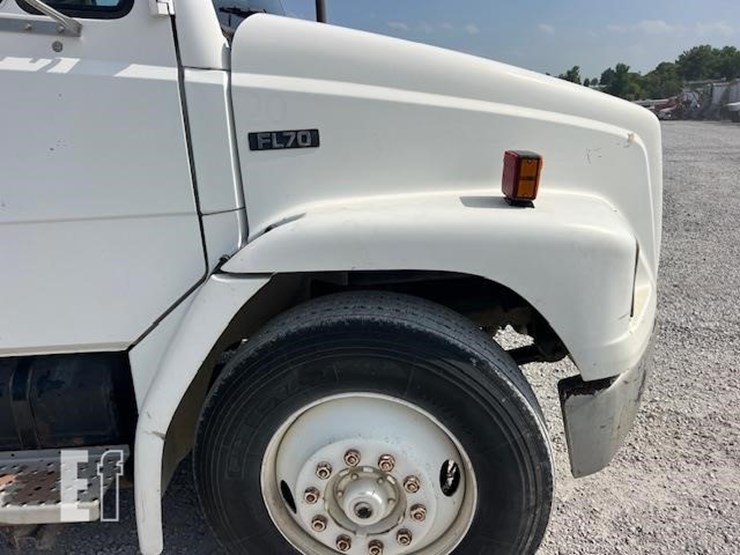 2003-freightliner-fl70-image-22