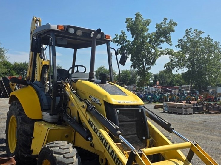 2011-new-holland-b95b-image-7