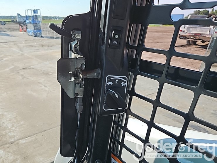 2022-bobcat-t870-image-30