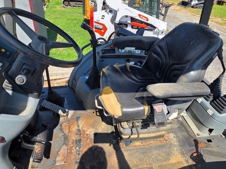 2011-new-holland-b95b-image-49