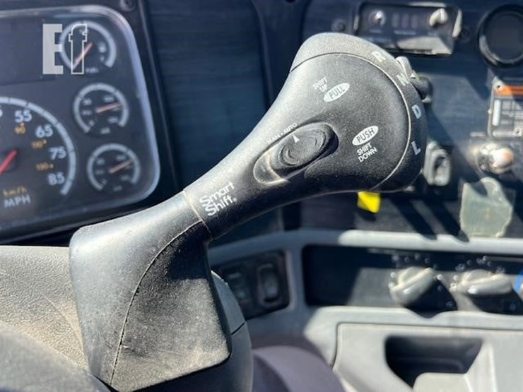 2006-freightliner-columbia-120-image-47