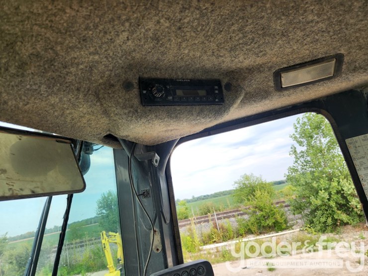 2010-deere-644k-image-32