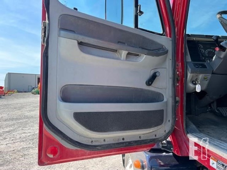 2006-freightliner-columbia-120-image-39