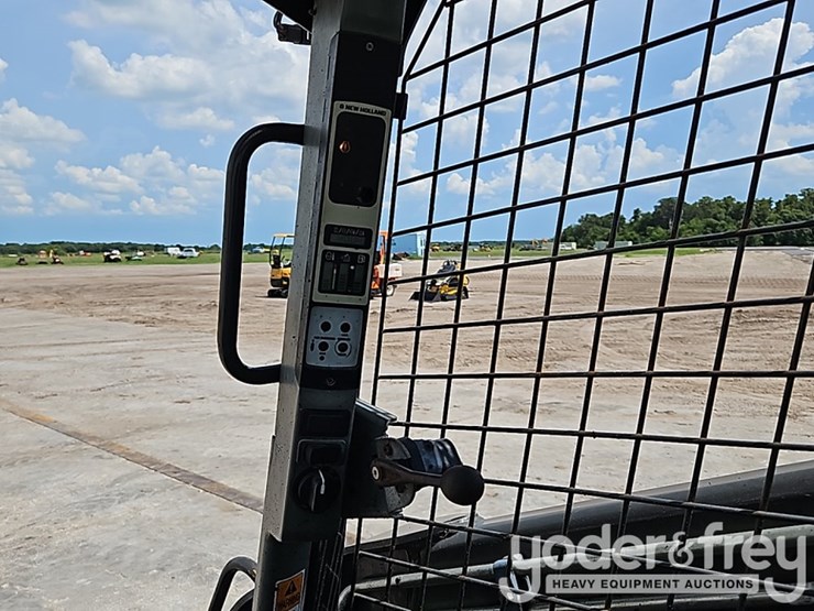 2015-new-holland-l230-image-25