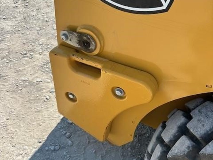 2018-deere-318g-image-11