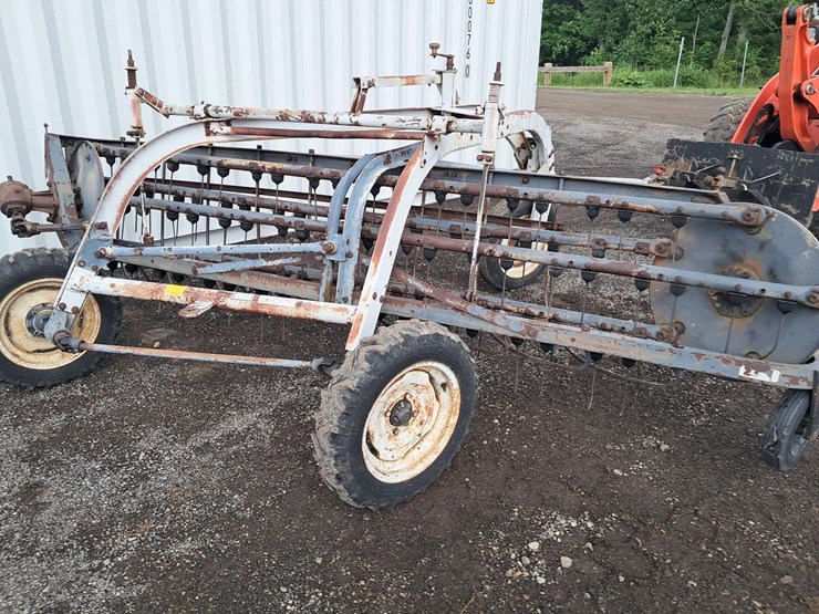 new-idea-roller-bar-hay-rake-(left)-image-2