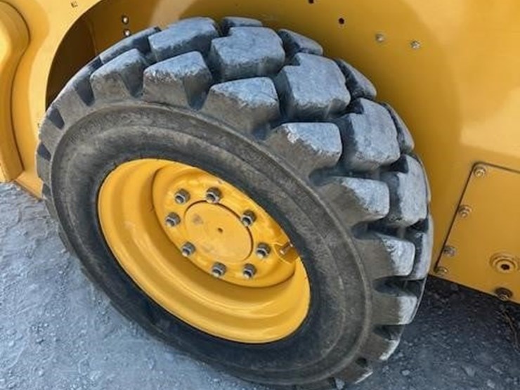 2018-deere-318g-image-12