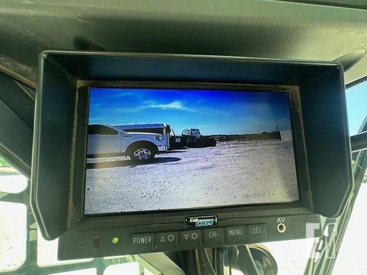 2015-deere-320e-image-24