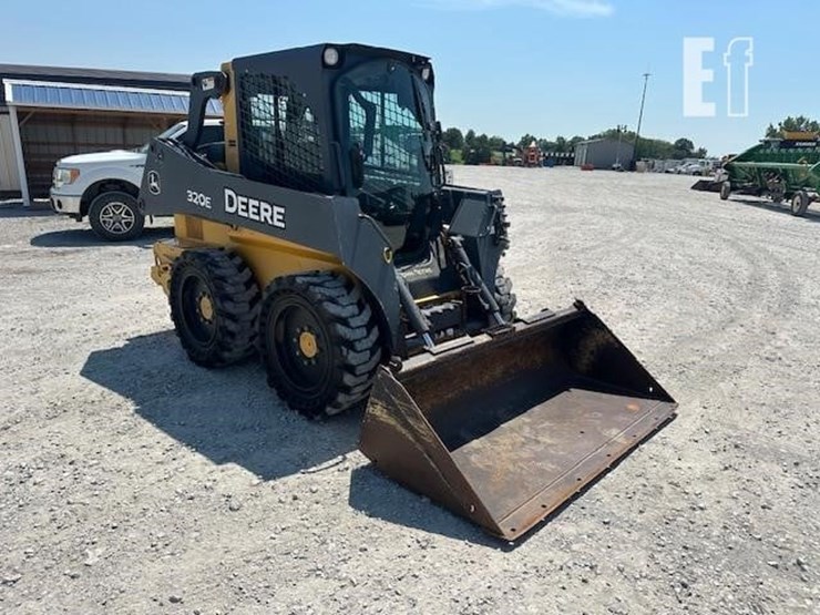 2015-deere-320e-image-7