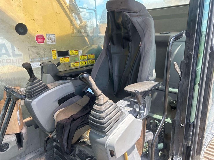 2016-caterpillar-349f-image-51