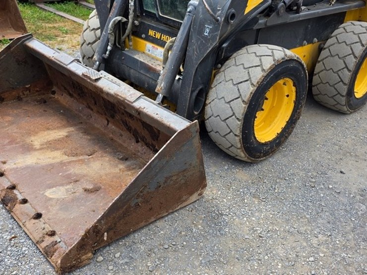 new-holland-l225-image-32