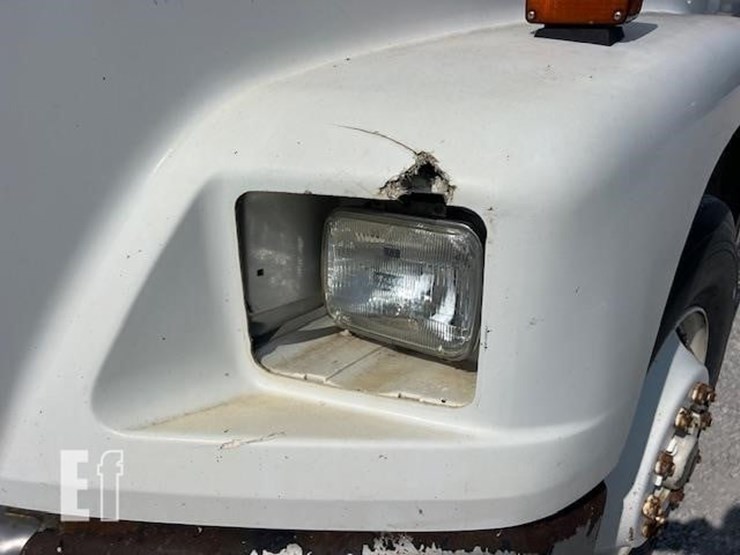 2003-freightliner-fl70-image-17