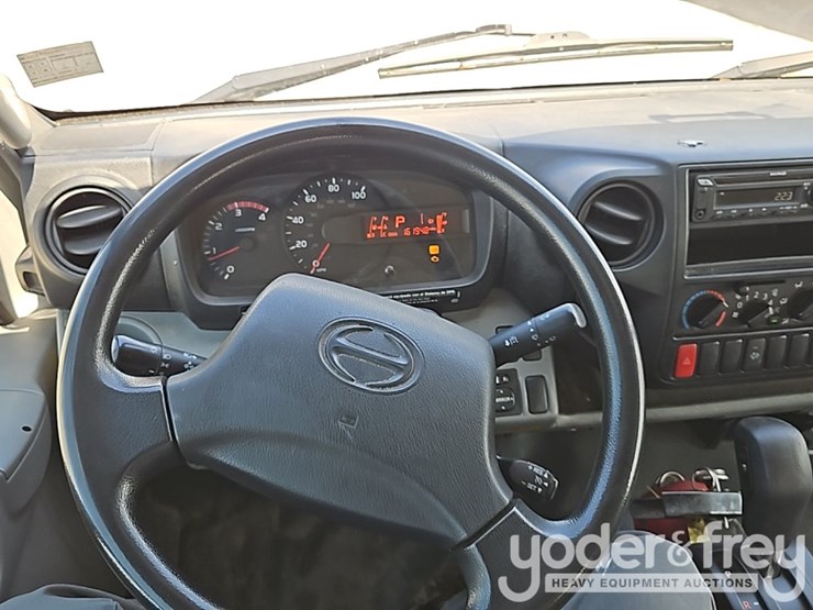 2019-hino-195-image-38