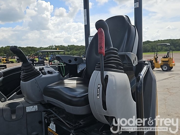 2023-deere-35g-image-31