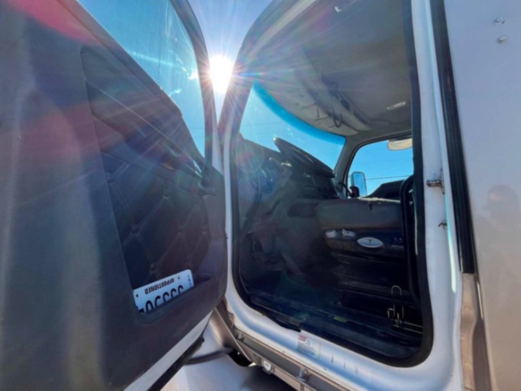 2014-kenworth-t680-image-10